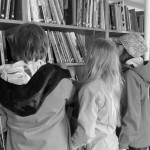 Bild på unga på bibliotek