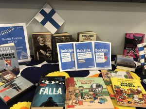Bord med litteratur på finska.
