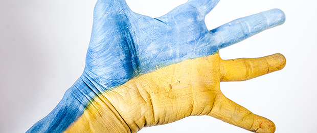 En hand målad i samma färger som Ukrainas flagga, blått och gult.