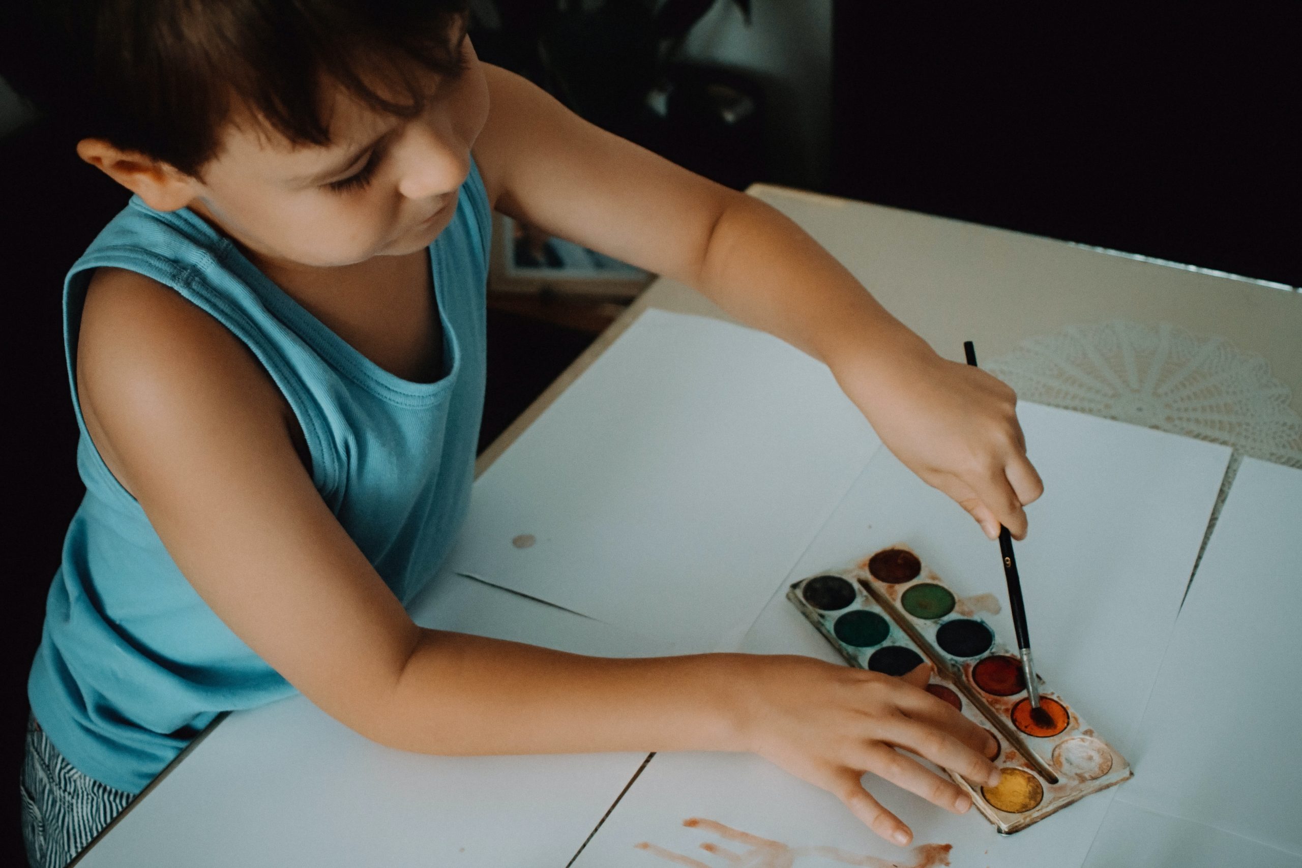 Barn som målar 